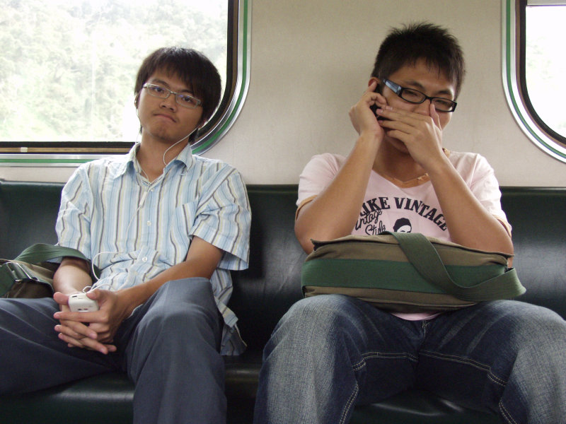 台灣鐵路旅遊攝影電車-區間車交談的旅客2007攝影照片388