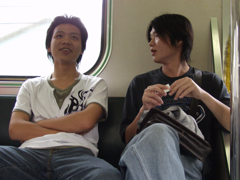 台灣鐵路旅遊攝影電車-區間車交談的旅客2007攝影照片399