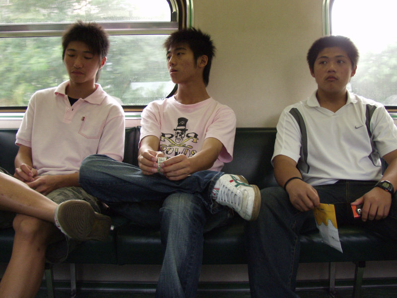 台灣鐵路旅遊攝影電車-區間車交談的旅客2007攝影照片414