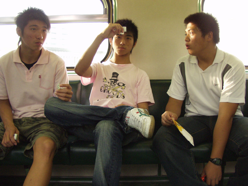 台灣鐵路旅遊攝影電車-區間車交談的旅客2007攝影照片420