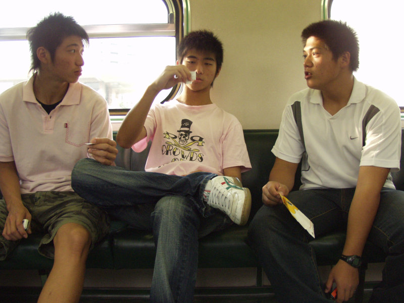 台灣鐵路旅遊攝影電車-區間車交談的旅客2007攝影照片422