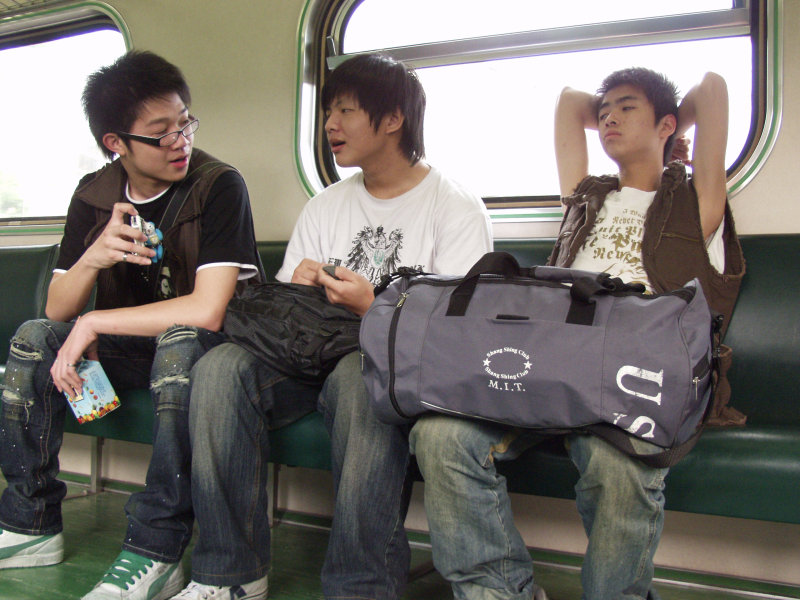 台灣鐵路旅遊攝影電車-區間車交談的旅客2007攝影照片433