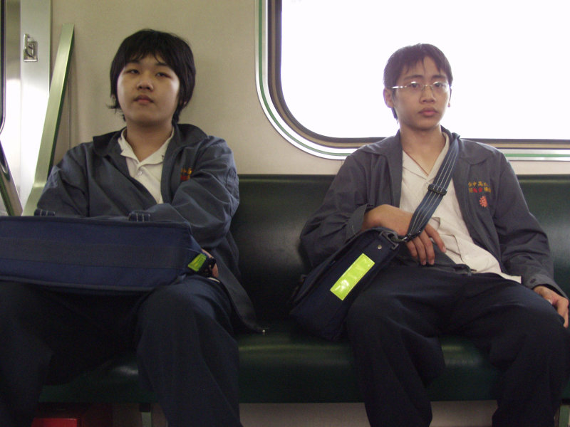 台灣鐵路旅遊攝影電車-區間車交談的旅客2007攝影照片434