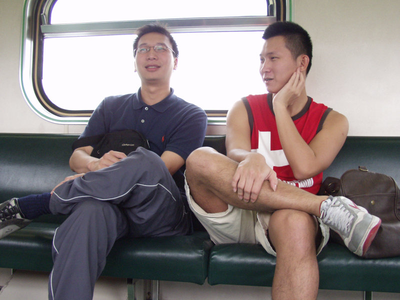 台灣鐵路旅遊攝影電車-區間車交談的旅客2007攝影照片439