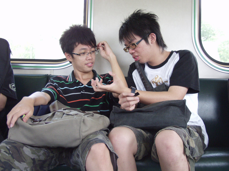 台灣鐵路旅遊攝影電車-區間車交談的旅客2007攝影照片469