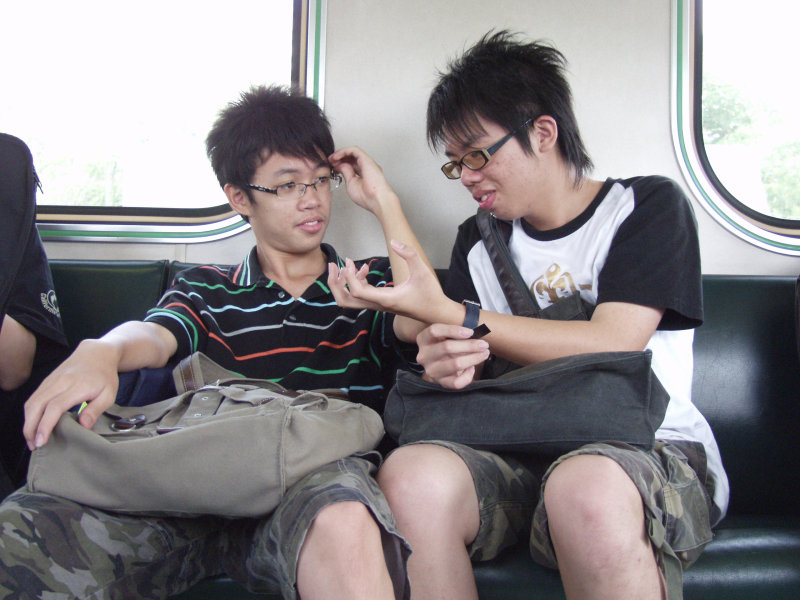 台灣鐵路旅遊攝影電車-區間車交談的旅客2007攝影照片470