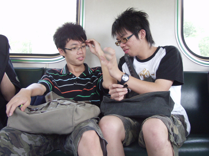 台灣鐵路旅遊攝影電車-區間車交談的旅客2007攝影照片471