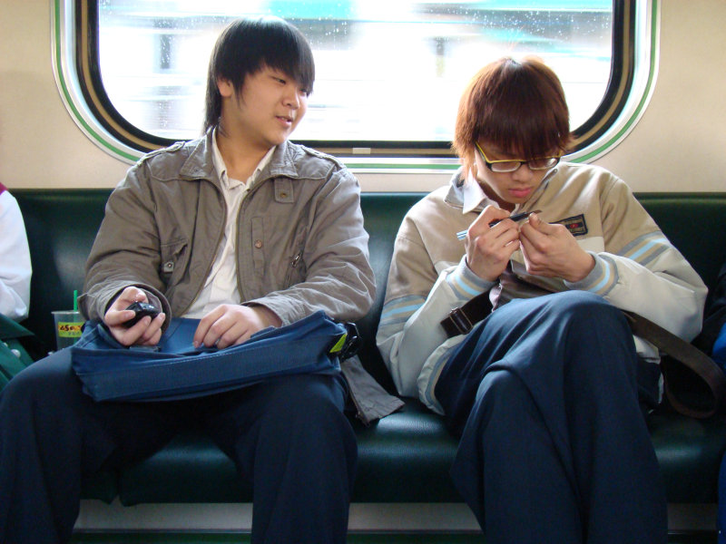 台灣鐵路旅遊攝影電車-區間車交談的旅客2008攝影照片29