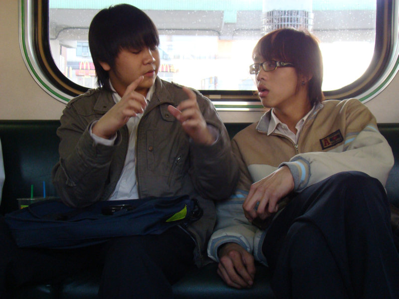 台灣鐵路旅遊攝影電車-區間車交談的旅客2008攝影照片32