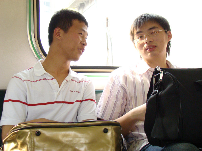 台灣鐵路旅遊攝影電車-區間車交談的旅客2008攝影照片70