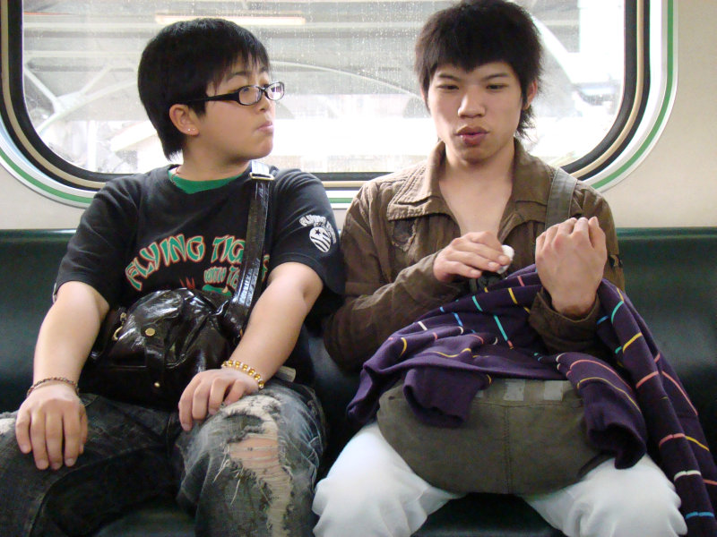 台灣鐵路旅遊攝影電車-區間車交談的旅客2008攝影照片131
