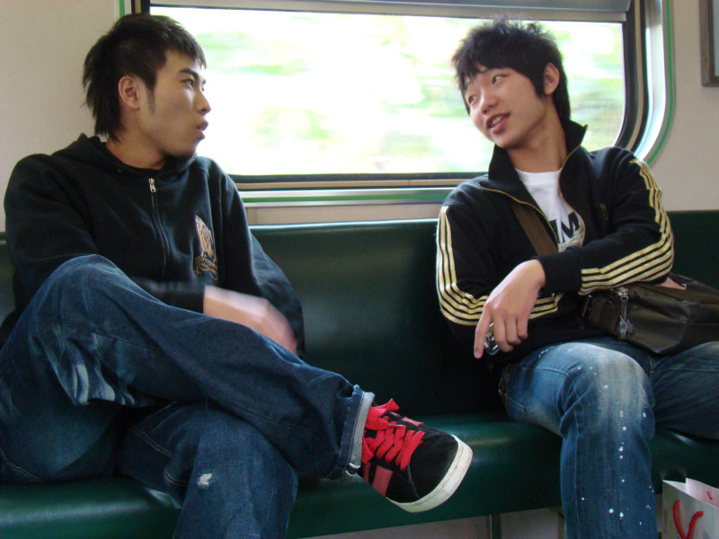 台灣鐵路旅遊攝影電車-區間車交談的旅客2008攝影照片152