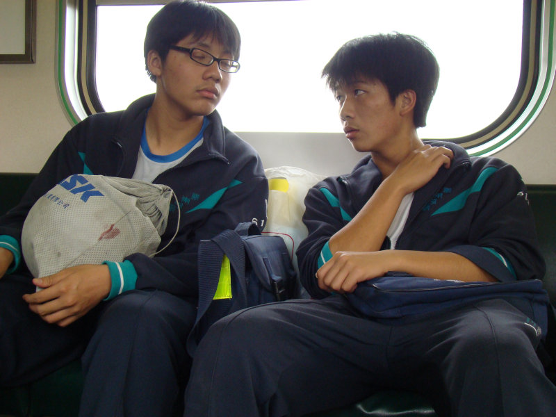 台灣鐵路旅遊攝影電車-區間車交談的旅客2008攝影照片178