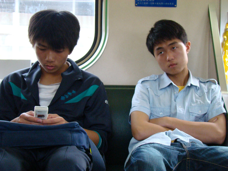 台灣鐵路旅遊攝影電車-區間車交談的旅客2008攝影照片182