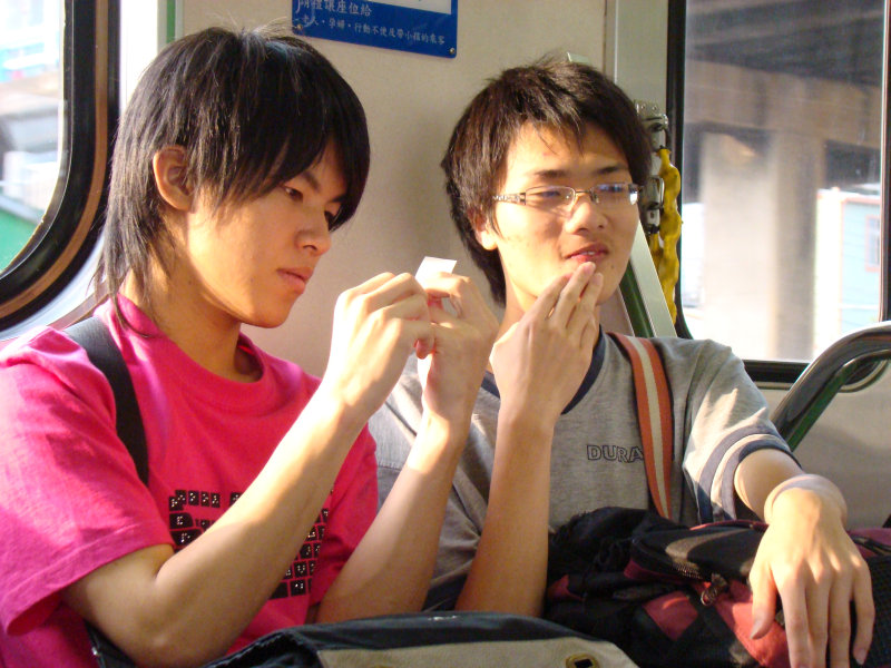 台灣鐵路旅遊攝影電車-區間車交談的旅客2008攝影照片198