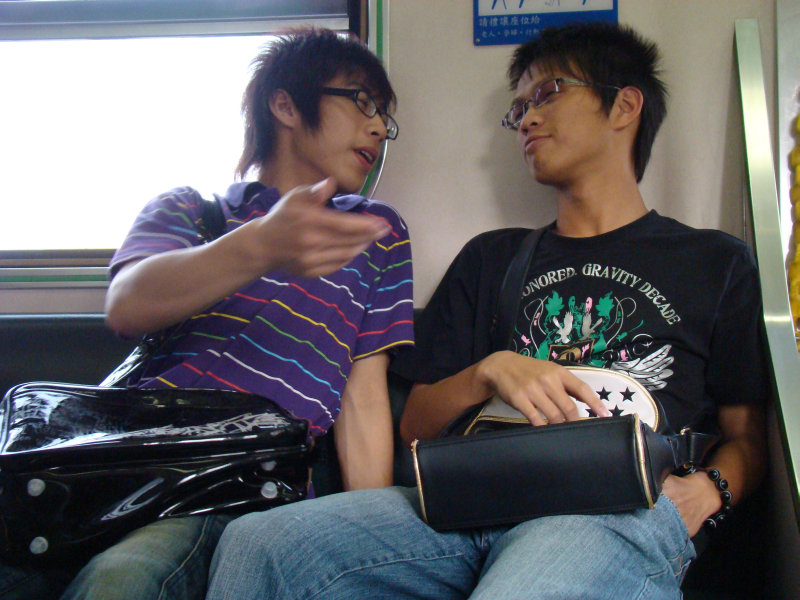 台灣鐵路旅遊攝影電車-區間車交談的旅客2008攝影照片230