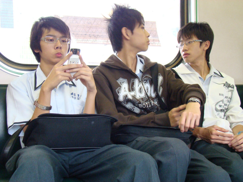 台灣鐵路旅遊攝影電車-區間車交談的旅客2008攝影照片244