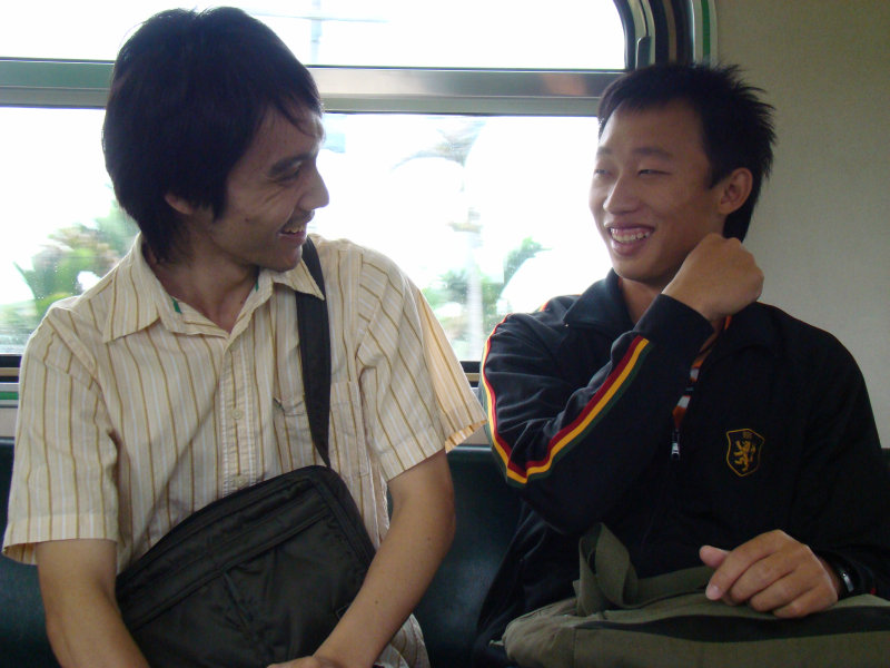 台灣鐵路旅遊攝影電車-區間車交談的旅客2008攝影照片289
