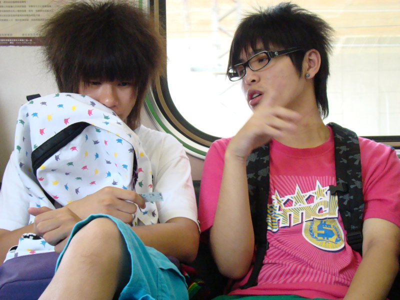台灣鐵路旅遊攝影電車-區間車交談的旅客2008攝影照片316