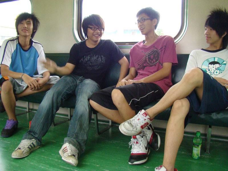 台灣鐵路旅遊攝影電車-區間車交談的旅客2009攝影照片10