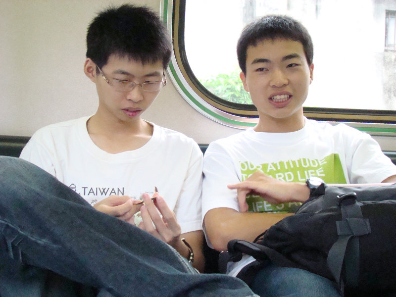 台灣鐵路旅遊攝影電車-區間車交談的旅客2009攝影照片24