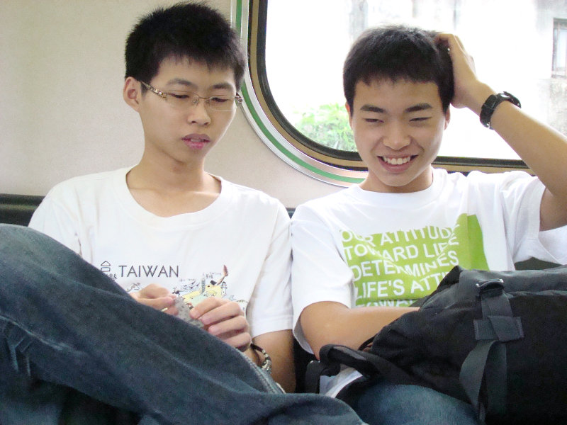 台灣鐵路旅遊攝影電車-區間車交談的旅客2009攝影照片26