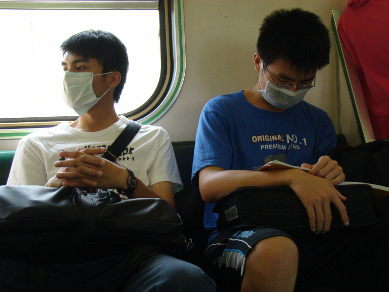 台灣鐵路旅遊攝影電車-區間車交談的旅客2009攝影照片31