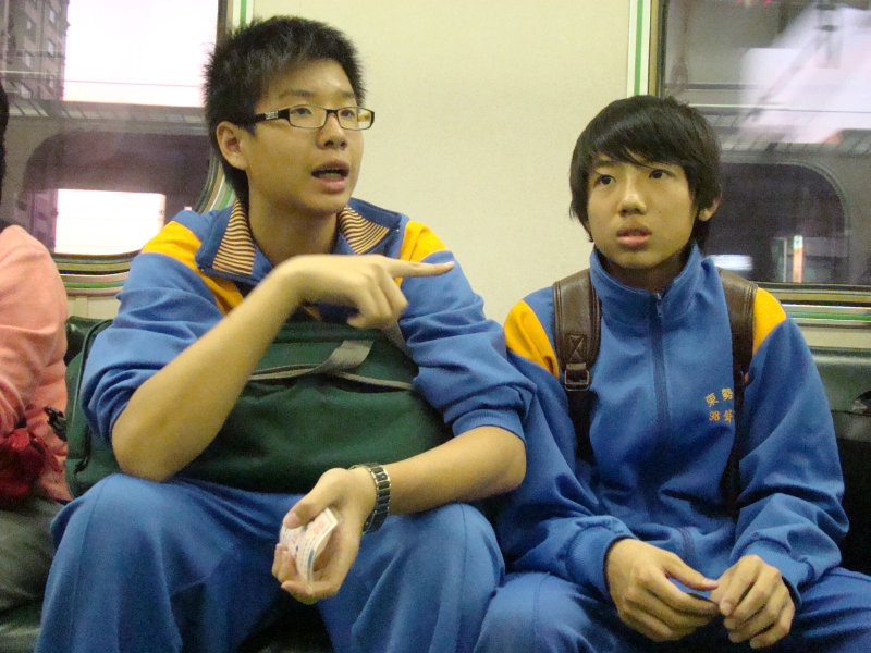 台灣鐵路旅遊攝影電車-區間車交談的旅客2009攝影照片39