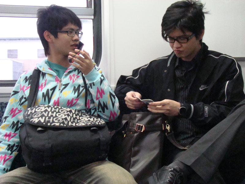 台灣鐵路旅遊攝影電車-區間車交談的旅客2010攝影照片2