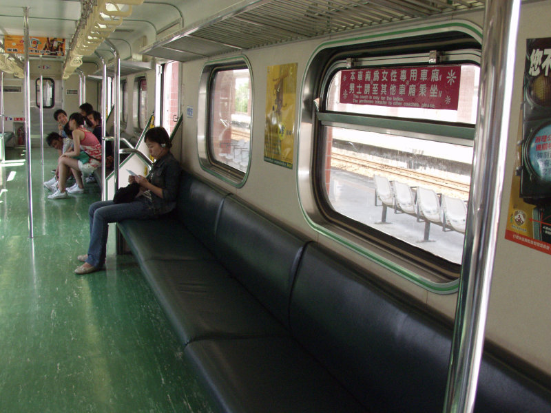 台灣鐵路旅遊攝影電車-區間車女性專用車廂攝影照片3