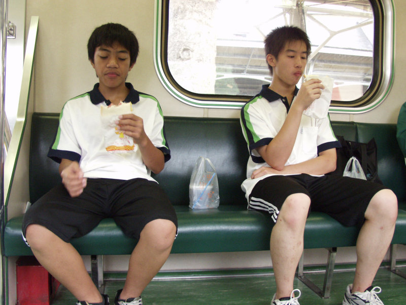 台灣鐵路旅遊攝影電車-區間車旅客特寫2007攝影照片228