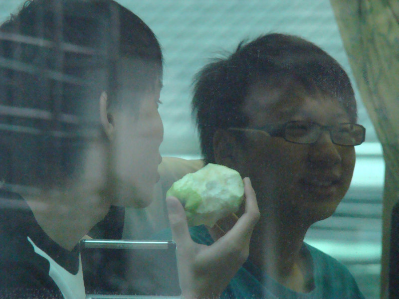 台灣鐵路旅遊攝影電車-區間車窗戶旁的旅客攝影照片4