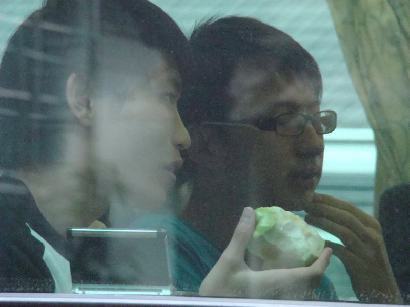 台灣鐵路旅遊攝影電車-區間車窗戶旁的旅客攝影照片6