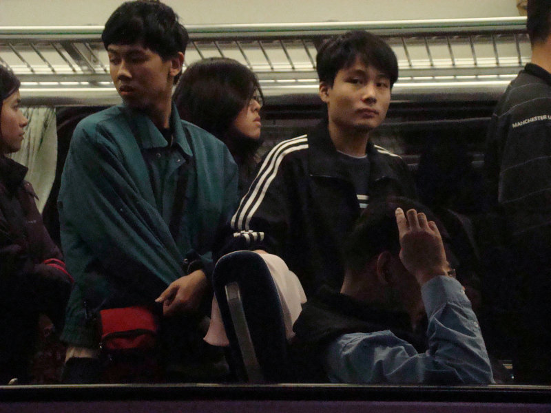 台灣鐵路旅遊攝影電車-區間車窗戶旁的旅客攝影照片17