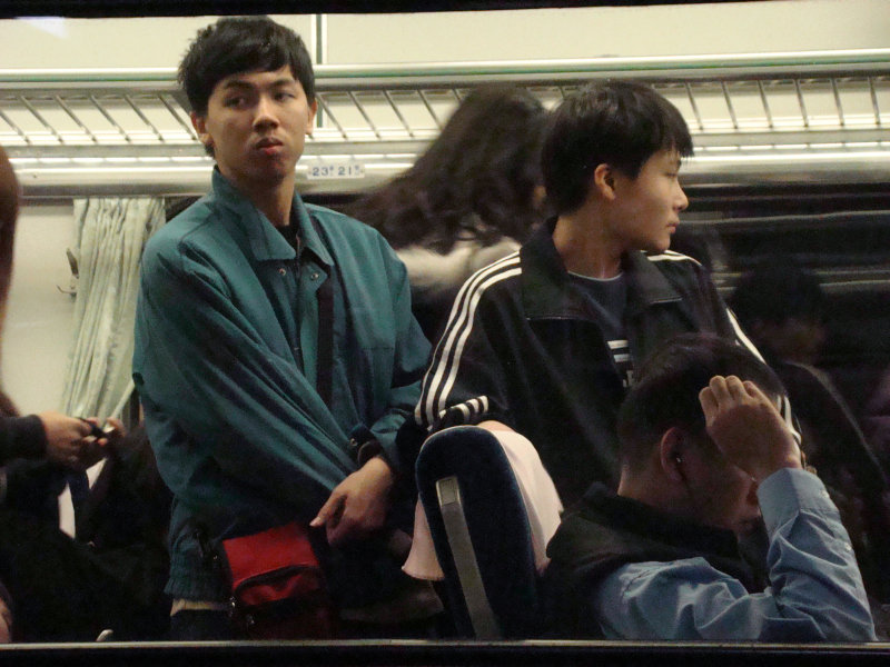 台灣鐵路旅遊攝影電車-區間車窗戶旁的旅客攝影照片18