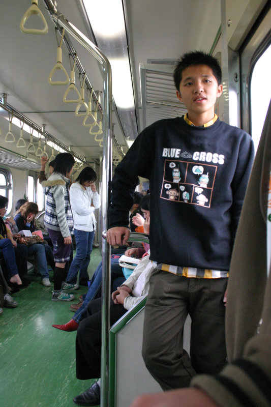 台灣鐵路旅遊攝影電車-區間車站車門的旅客攝影照片2