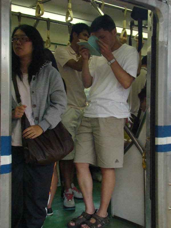 台灣鐵路旅遊攝影電車-區間車站車門的旅客攝影照片6
