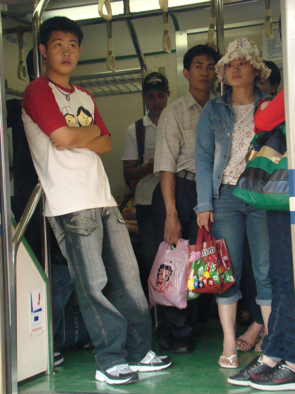台灣鐵路旅遊攝影電車-區間車站車門的旅客攝影照片8
