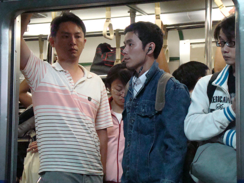 台灣鐵路旅遊攝影電車-區間車站車門的旅客攝影照片18