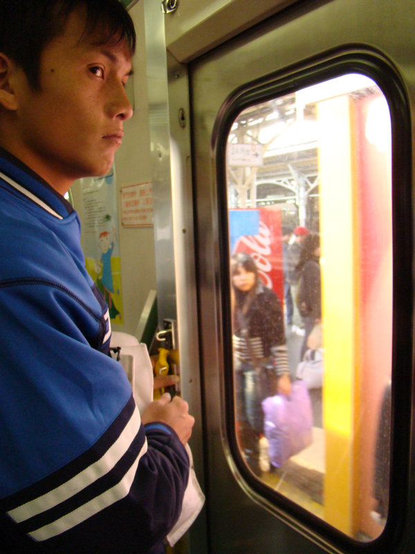 台灣鐵路旅遊攝影電車-區間車站車門的旅客攝影照片32