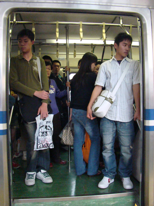 台灣鐵路旅遊攝影電車-區間車站車門的旅客攝影照片42