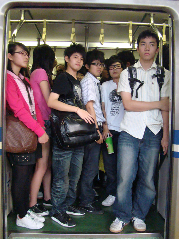 台灣鐵路旅遊攝影電車-區間車站車門的旅客攝影照片43