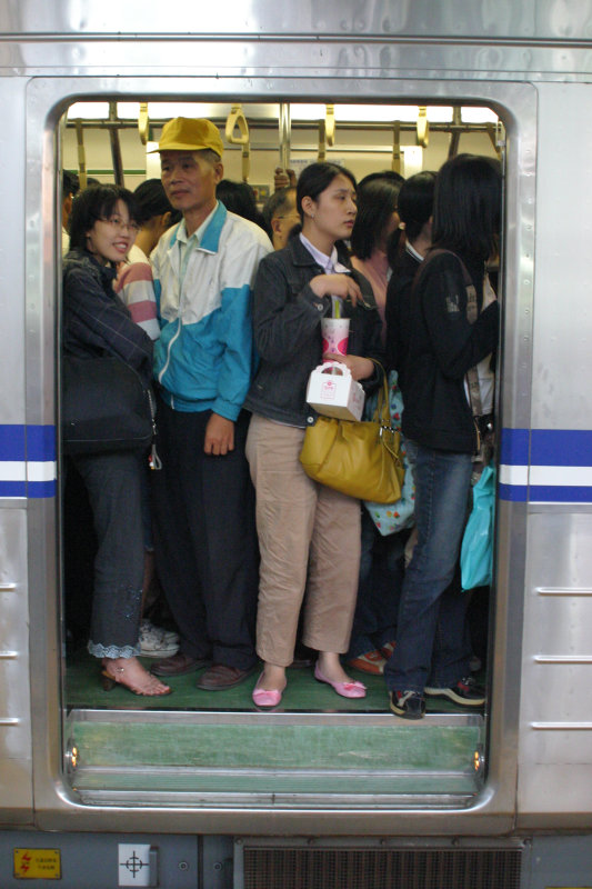 台灣鐵路旅遊攝影電車-區間車站車門的旅客攝影照片76