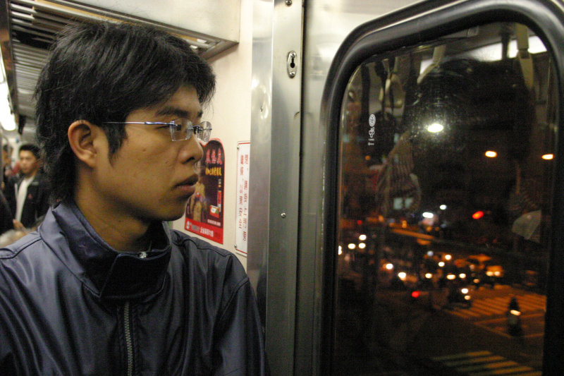 台灣鐵路旅遊攝影電車-區間車站車門的旅客攝影照片85