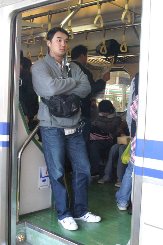台灣鐵路旅遊攝影電車-區間車站車門的旅客攝影照片88