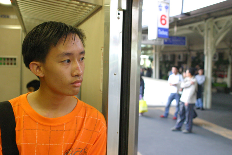 台灣鐵路旅遊攝影電車-區間車站車門的旅客攝影照片91