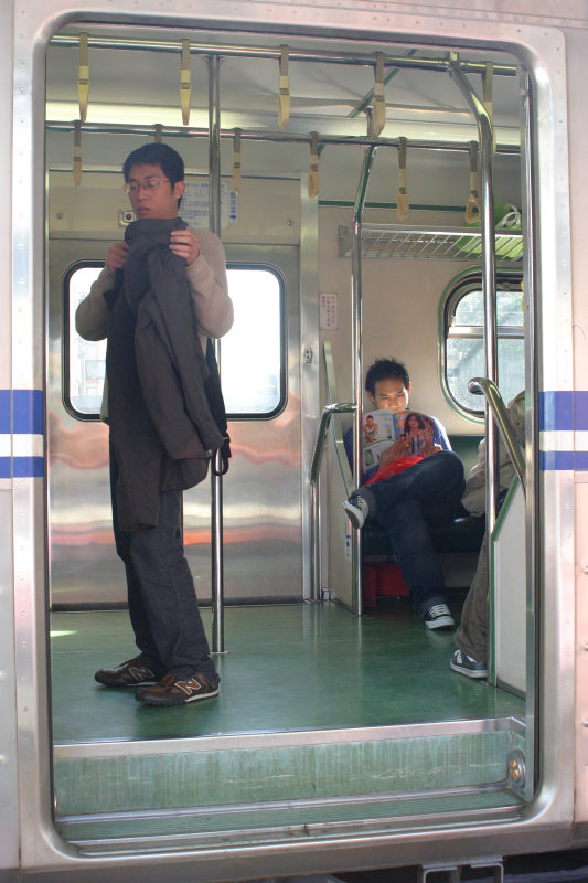 台灣鐵路旅遊攝影電車-區間車站車門的旅客攝影照片92