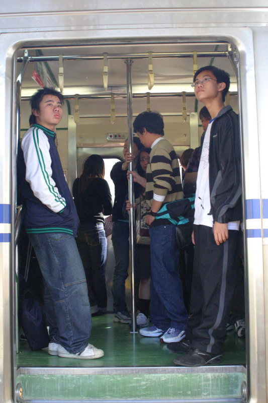 台灣鐵路旅遊攝影電車-區間車站車門的旅客攝影照片93