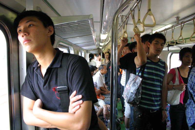 台灣鐵路旅遊攝影電車-區間車站車門的旅客攝影照片103