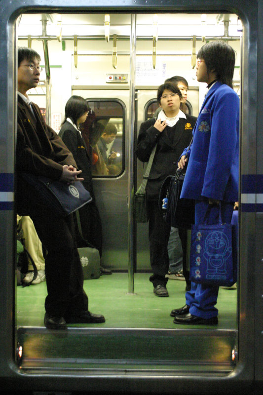 台灣鐵路旅遊攝影電車-區間車站車門的旅客攝影照片113
